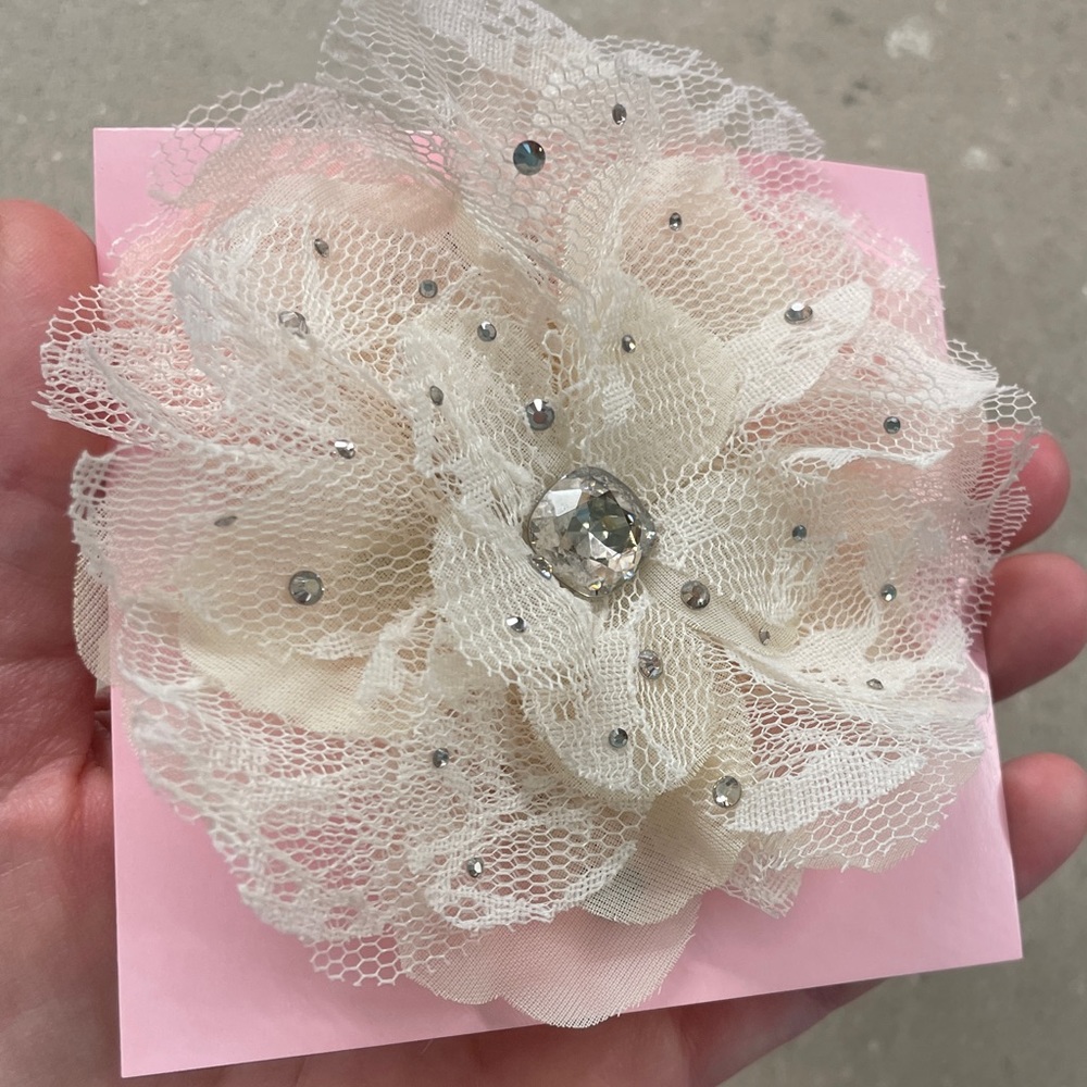 Tarina Tarantino Wedding hair/lapel white floral clip BRAND NEW